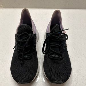 Selling a pair of blank and pink new balance size 7.